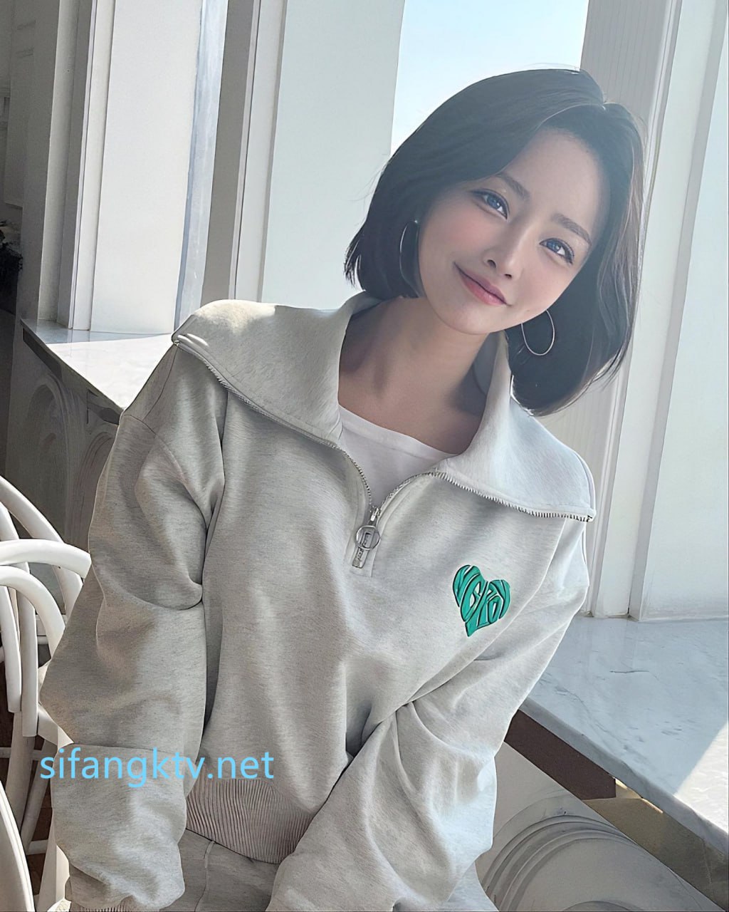 她用 Blowjob 换了 Backshots。 在楼梯间偷偷摸摸。